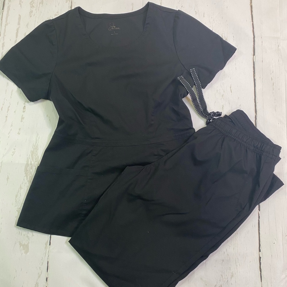 Jaanuu scrub set- top has gold side zipper!